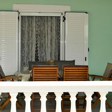 50 Steps From The Sea *